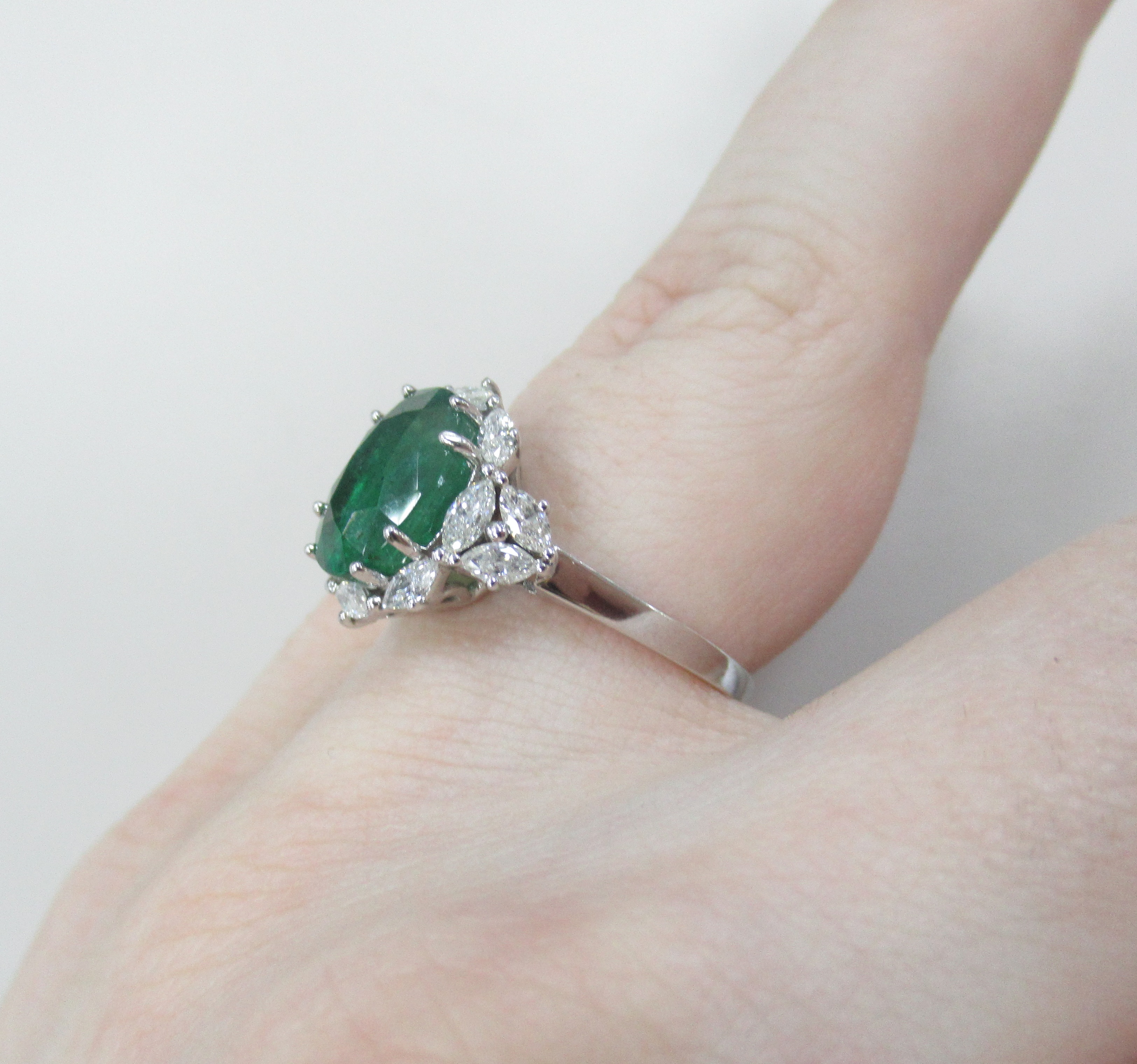 Кольцо из белого золота с изумрудом